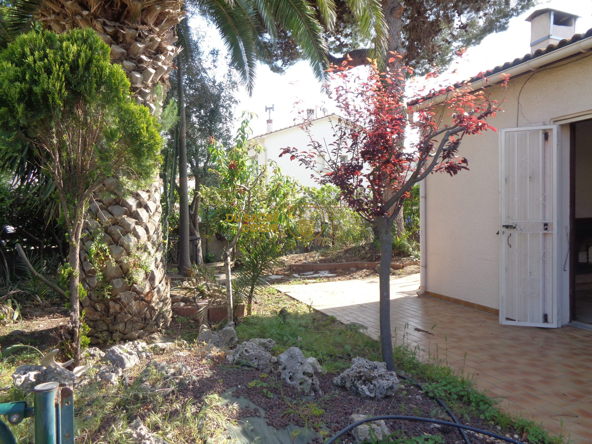 VILLA 4 FACES T5 + GRAND GARAGE SUR 599M² INTIME PISCINABLE