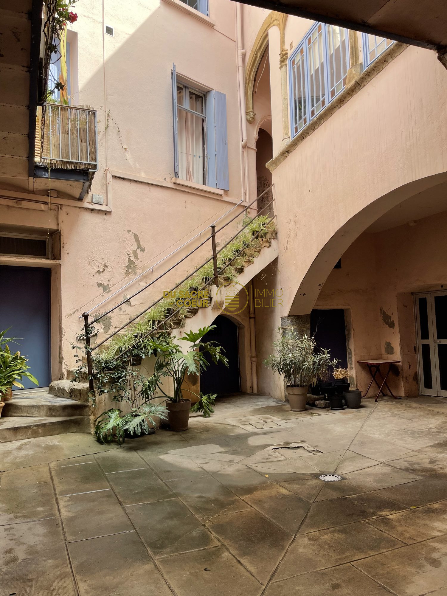 PLEIN COEUR DE VILLE APPARTEMENT AU PIED DE LA LOGE DU MONUMENT LE CASTILLET ET DE LA CATHEDRALE ST JEAN