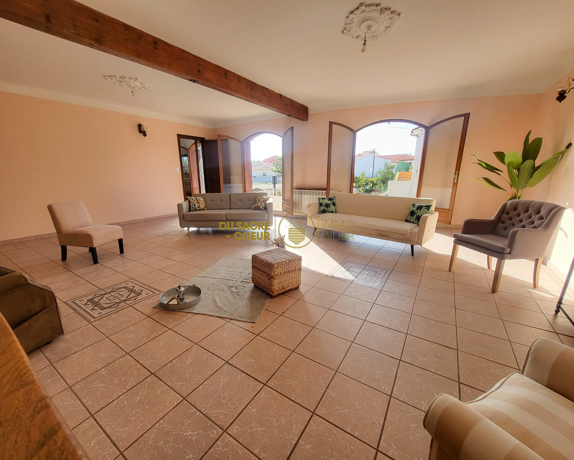 VILLA DE CARACTERE 4 FACES T6/7 + GRAND GARAGE ET SOUS SOL SUR 925M² PISCINABLE INTIME
