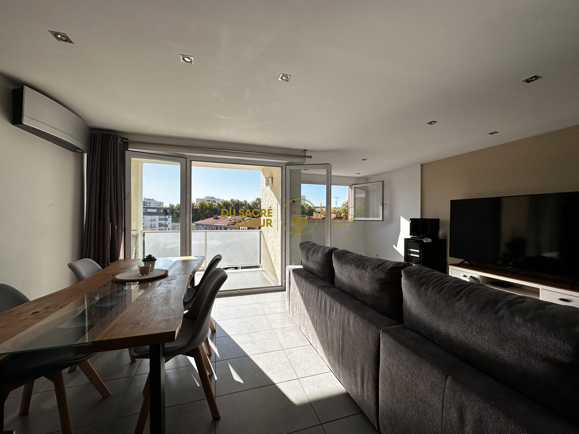 DERNIER ETAGE TRES ACTUEL T4 101,75M² LOI CARREZ  AVEC GRANDES TERRASSES + 2 PARKINGS PRIVATIFS SECURISES