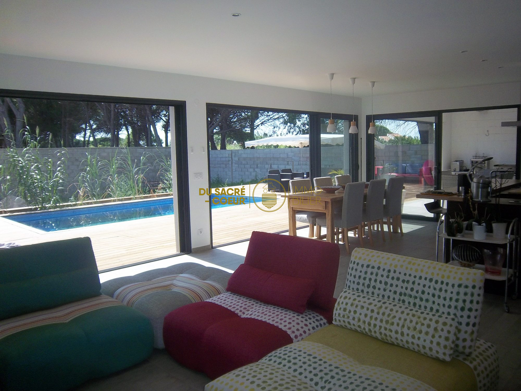 TRES ACTUELLE VILLA P PIED CONTEMPORAINE RECENTE SUR 779M² AVEC PISCINE