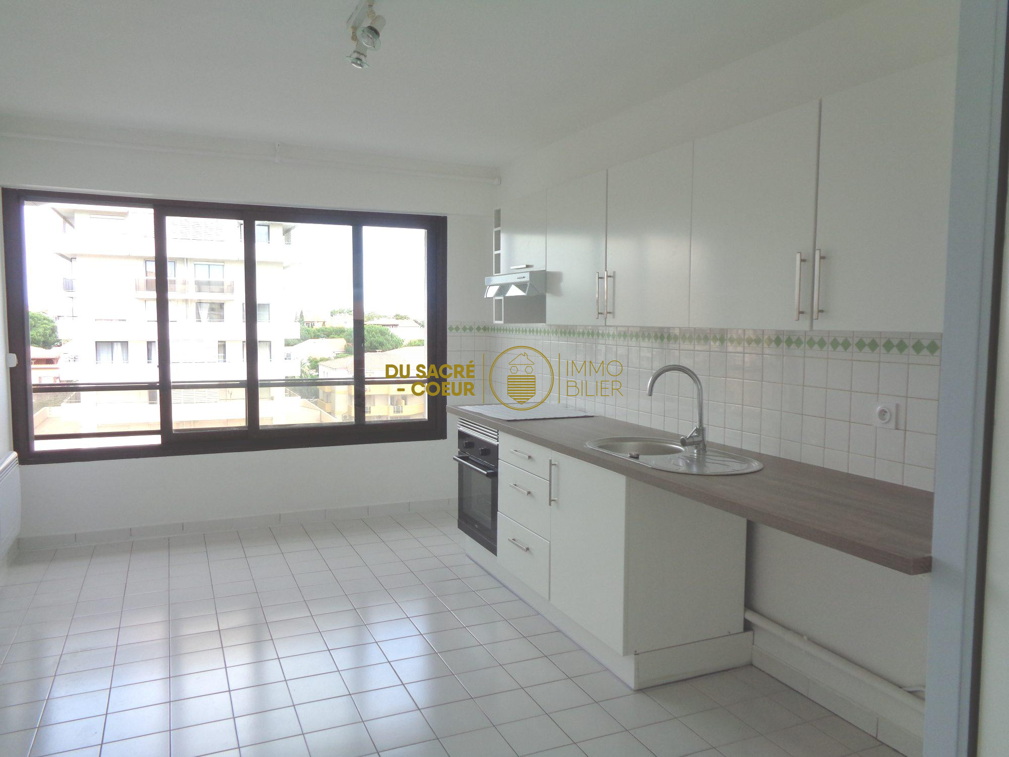 PERPIGNAN SUD 5EME ET DERNIER ETAGE TRES ACTUEL APPARTEMENT T3 + TERRASSE ET GARAGE