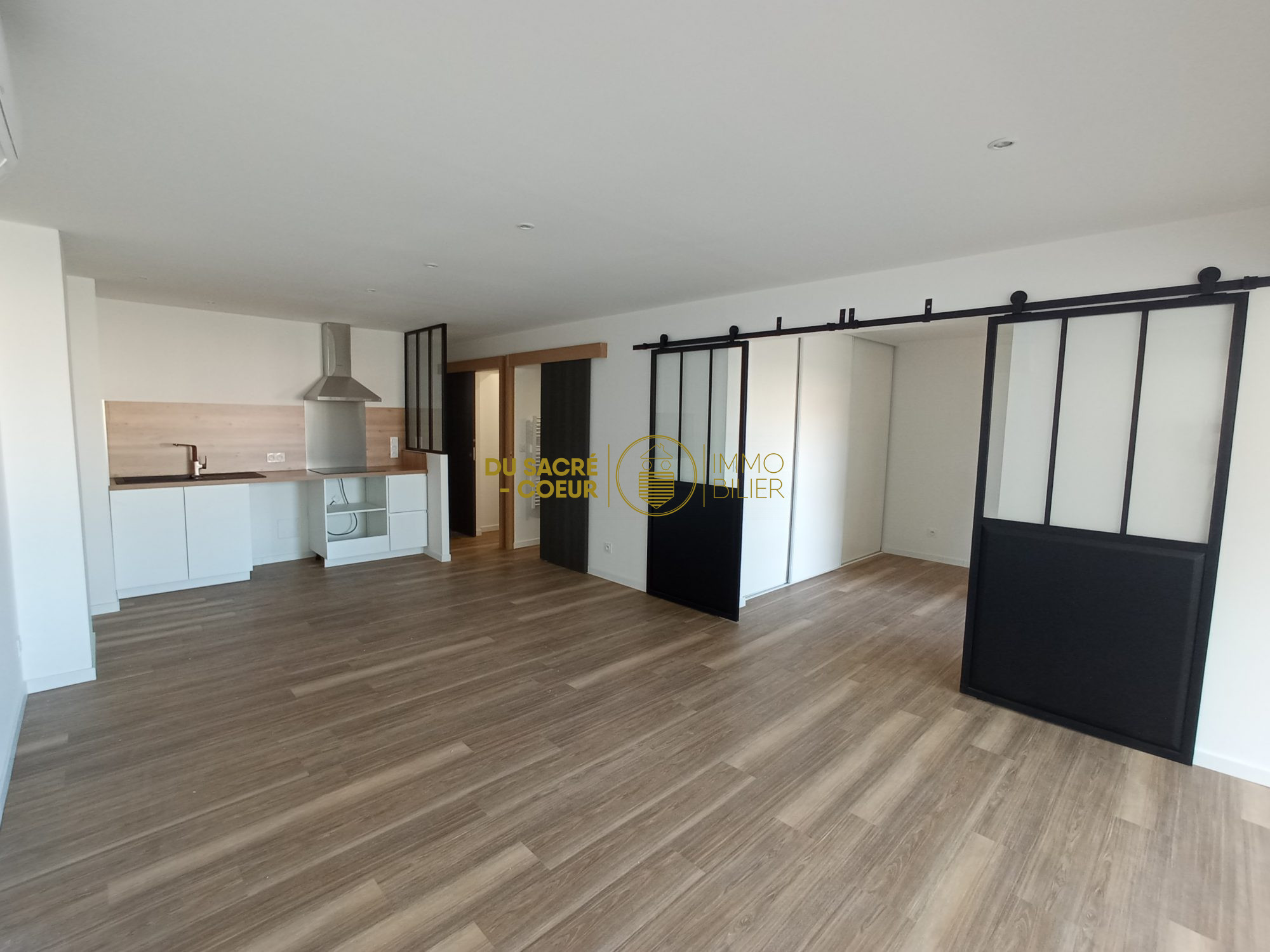 300 M DU PORT APPARTEMENT T3 REFAIT A NEUF AVEC TERRASSE PARKING PRIVATIF ET CAVE