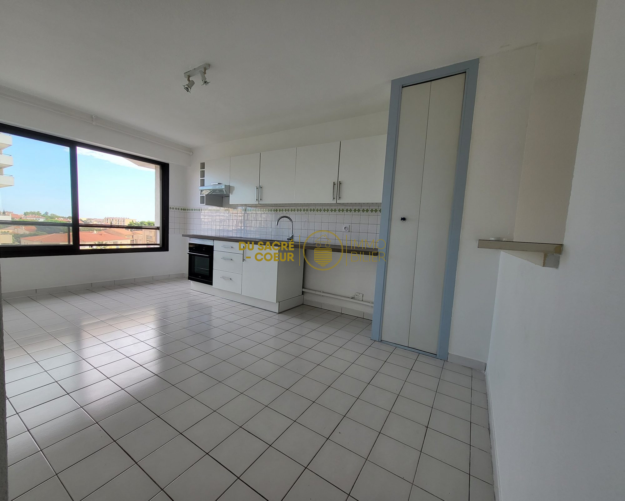 PERPIGNAN SUD 5EME ET DERNIER ETAGE TRES ACTUEL APPARTEMENT T3 + EXTERIEUR ET GRAND GARAGE