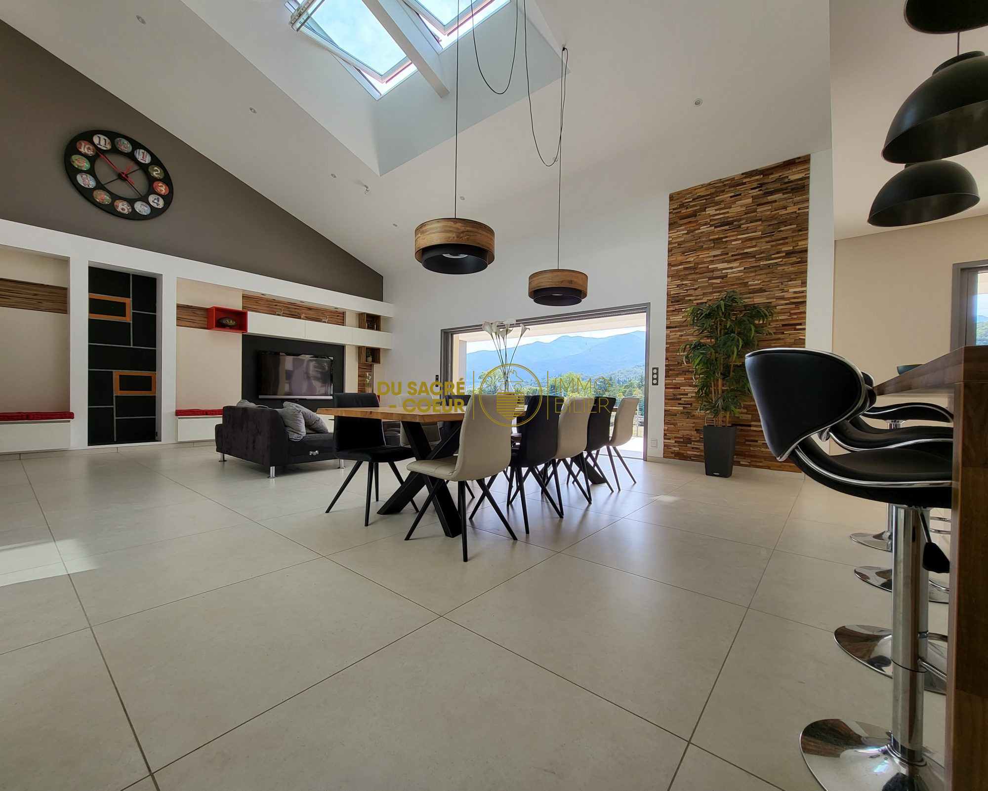 TRES ACTUELLE VILLA D’ARCHITECTE RECENTE SUR 2500M2 AVEC SUBLIME VUE AU PIED DE LA CAMPAGNE