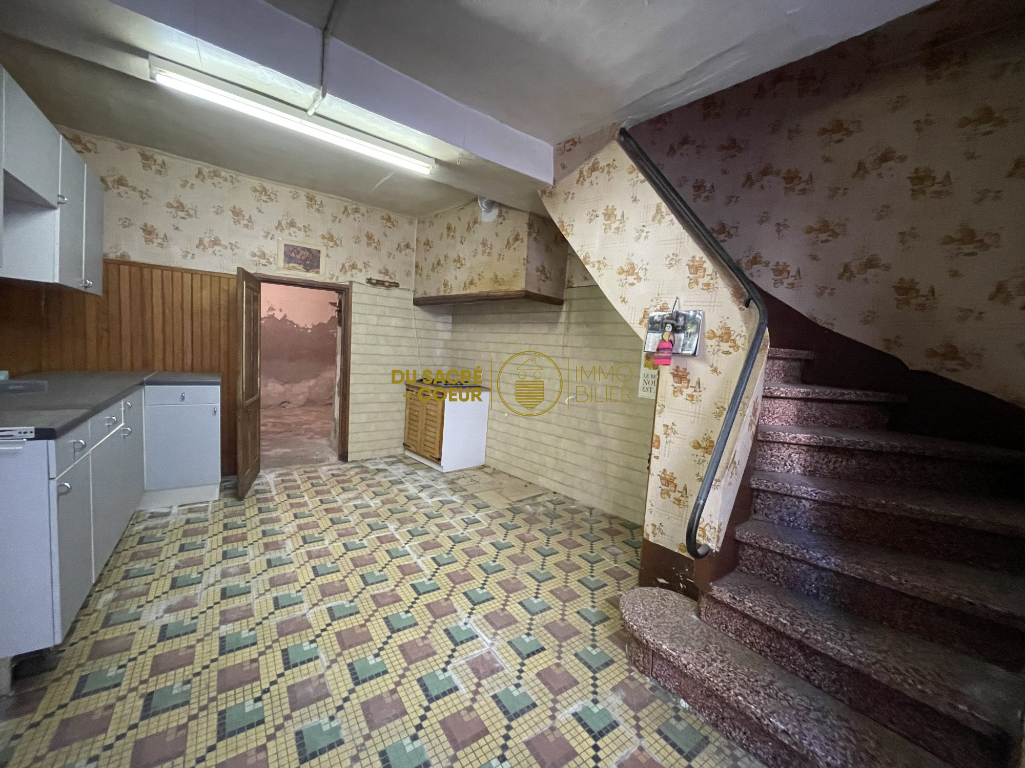 MAISON DE CARACTÈRE T2/3 AU CENTRE DU VILLAGE ENTIEREMENT A RÉNOVER