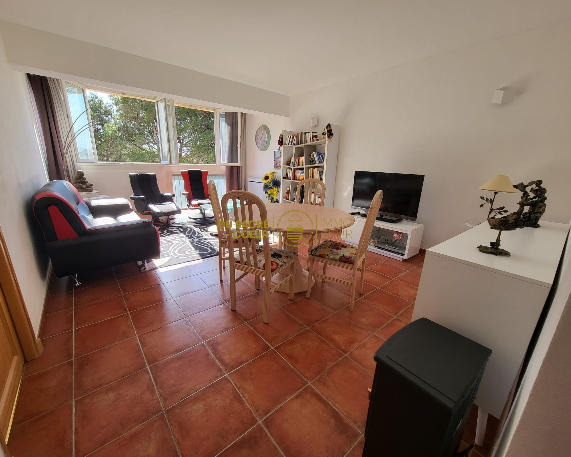 300M DU PORT TRES ACTUEL APPARTEMENT T3 MEUBLE AVEC TERRASSE ET PARKING PRIVATIF