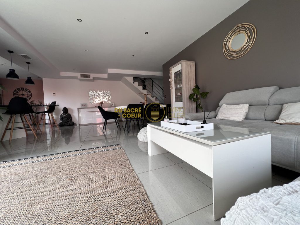 VILLA RT 2012 3FACES T6 + GARAGE SUR 352M² AVEC PISCINE + SPA ET PANNEAUX PHOTOVOLTAIQUE