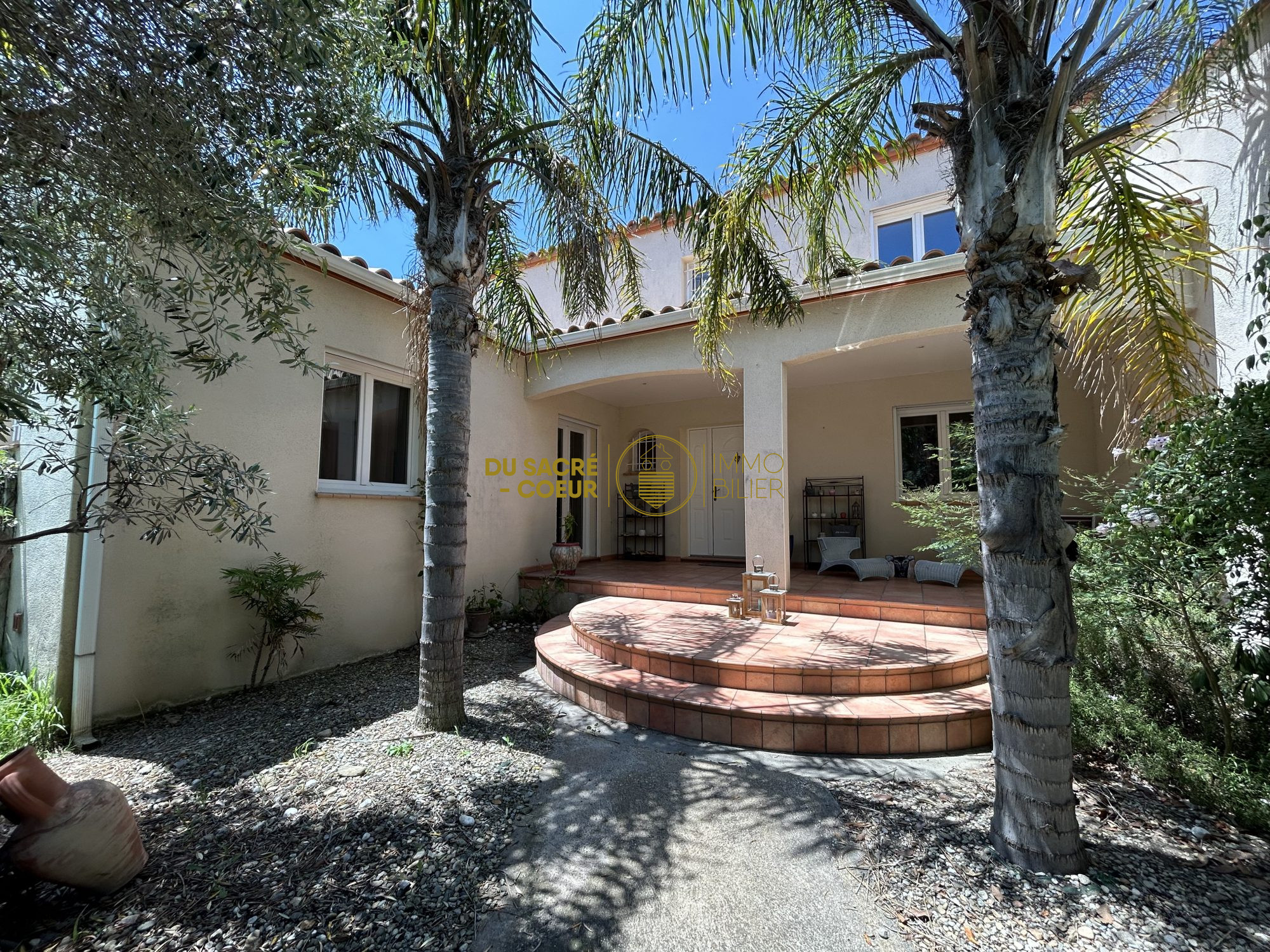 VILLA 4 FACES T7 AVEC PISCINE + HANGAR SANS VIS À VIS