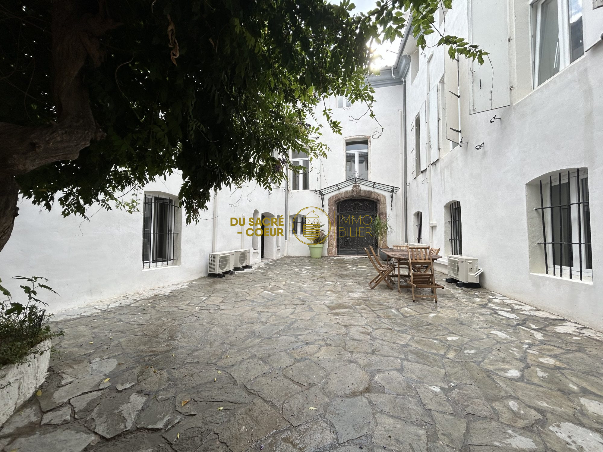 Propriété de Caractère Rénové avec Cour Intime et Plus de 20 Pièces 423 m²