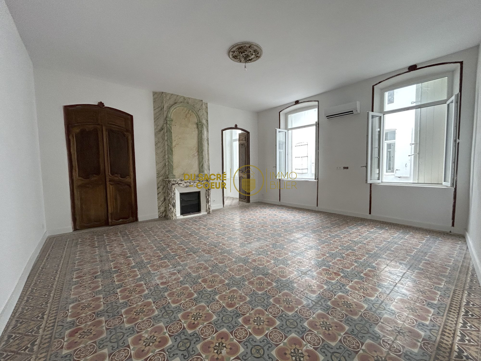 Propriété de Caractère Rénové avec Cour Intime et Plus de 20 Pièces 423 m²