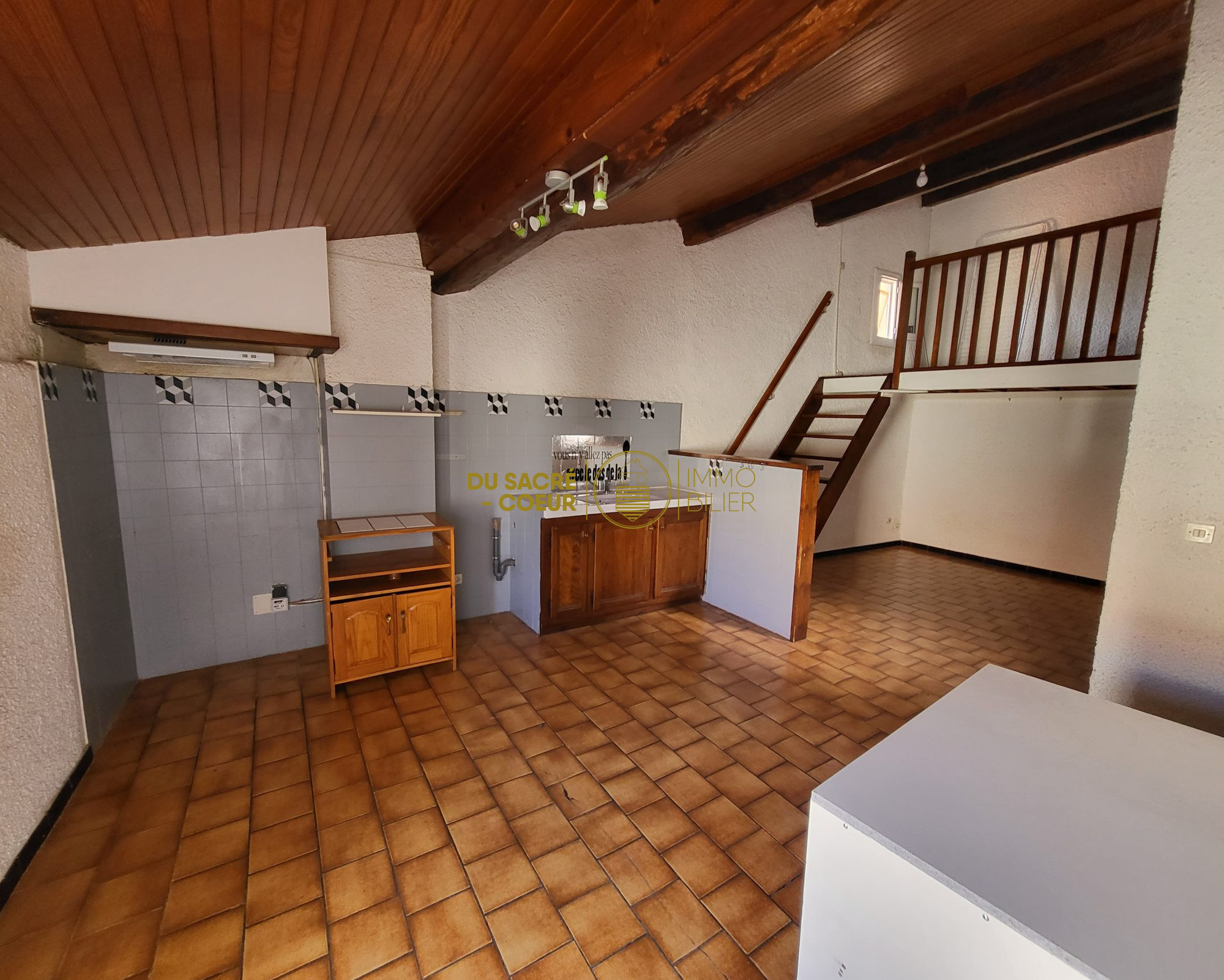 A LOUER GRAND APPARTEMENT T2/3 DERNIER ETAGE PETITE COPROPRIETE