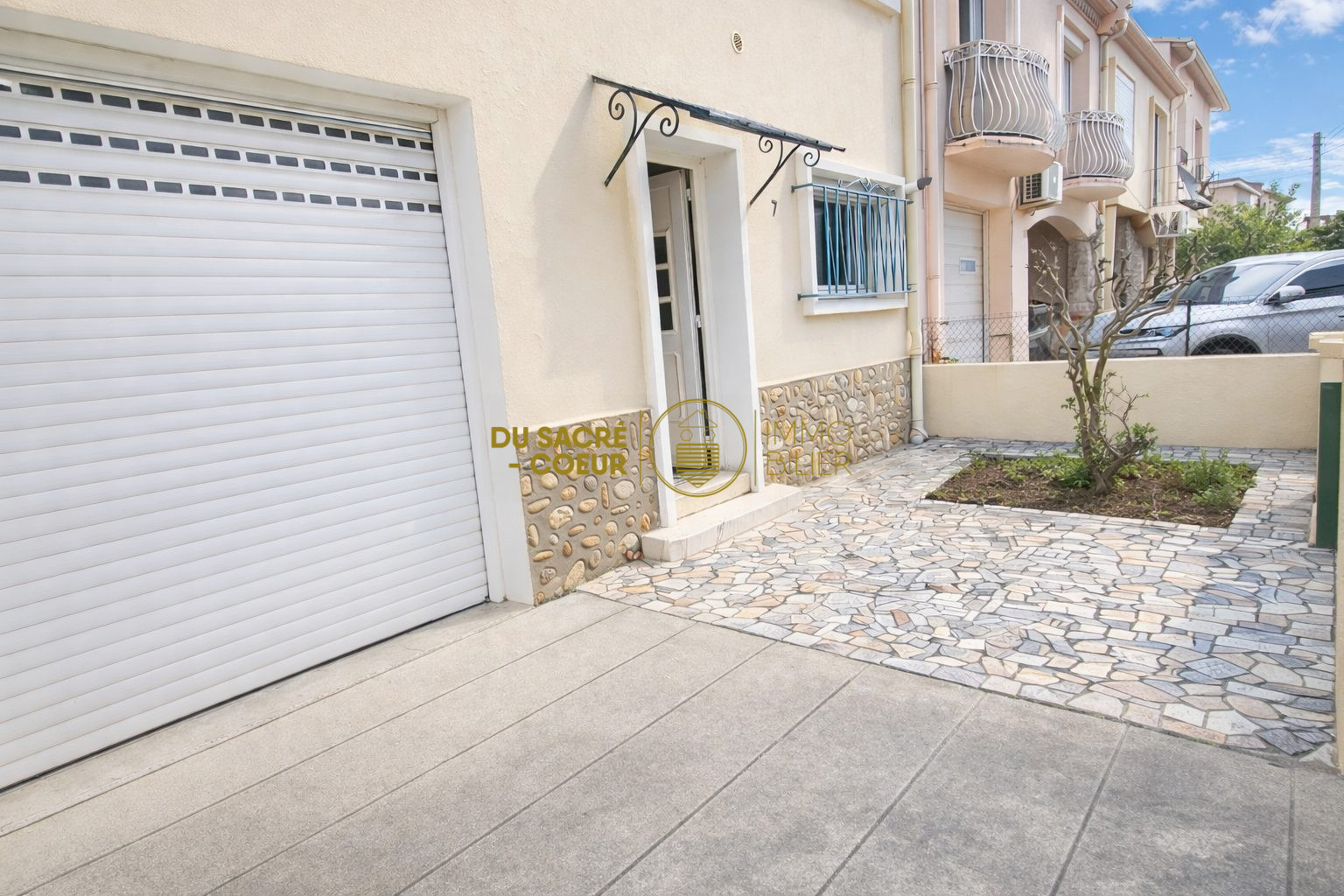 PERPIGNAN SAINT-ASSISCLE – 5 MINUTES DU CENTRE-VILLE VILLA DE 117 M² DES ANNÉES 1960 IMPLANTÉE EN 2 FACES T5 + GRAND GARAGE 20 M² + BUANDERIE 10 M²