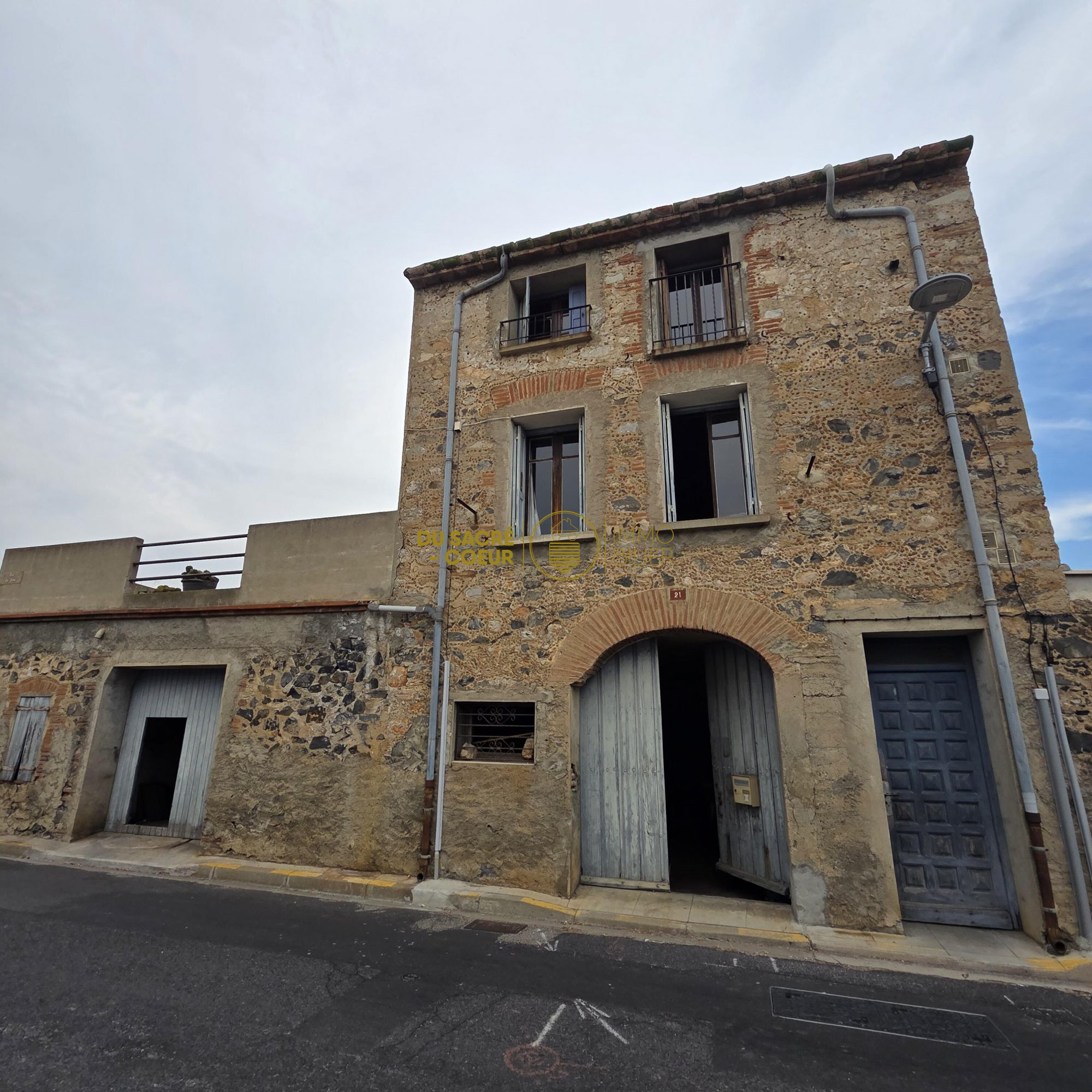 Maison de Caractère en Pierre T3 avec Terrasse Vue Dégagée À Rénover + 2 Garages