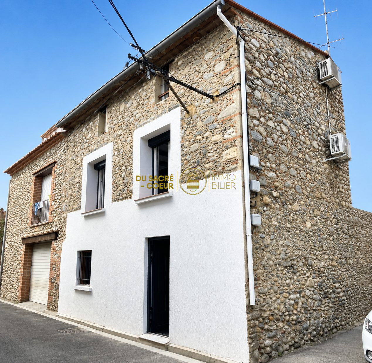 TRES ACTUELLE MAISON DE CARACTERE 3 FACES T4 AVEC EXTERIEUR ET GARAGE