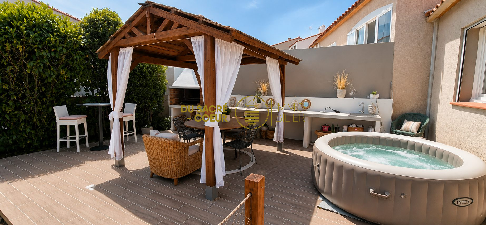 FOURQUES – VILLA 3 FACES DE PLAIN-PIED T4 DE 110 M² + GARAGE SUR 532 M² DE PARCELLE AVEC JARDIN PAYSAGÉ SANS VIS-À-VIS BASSIN D’AGRÉMENT TERRASSES CUISINE D’ÉTÉ ET PANNEAUX PHOTOVOLTAÏQUES